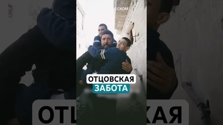 Палестинец в Газе носит на себе двух сыновей с особыми потребностями