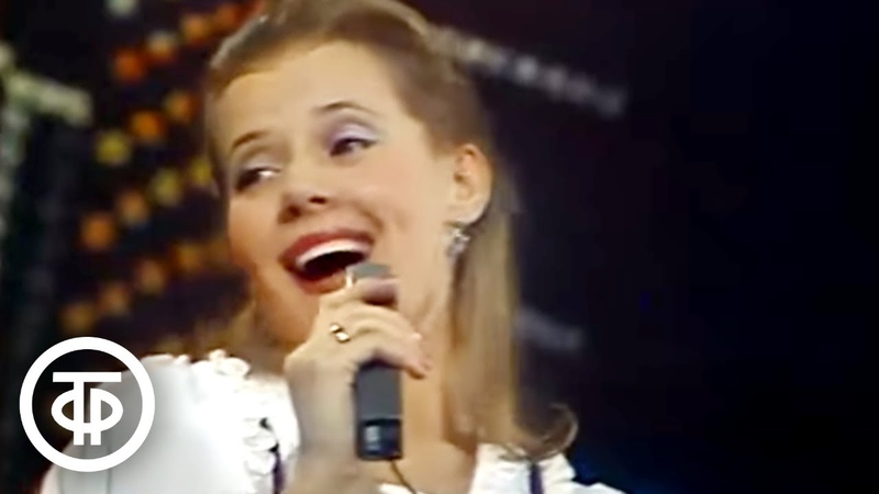 а по камушкам речка бежит слушать сенчина. людмила сенчина камушки. сенчина по камушкам. а пока пока по камушкам река бежит. песнь по камушкам людмила сенчина.