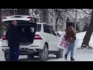 Богатеи на Порше на митинге вкладчиков ТФБ