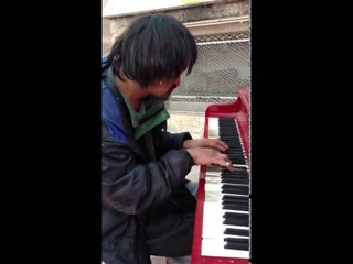 Бездомный, проживший около 30 лет на улице, играет мелодию, которую он написал