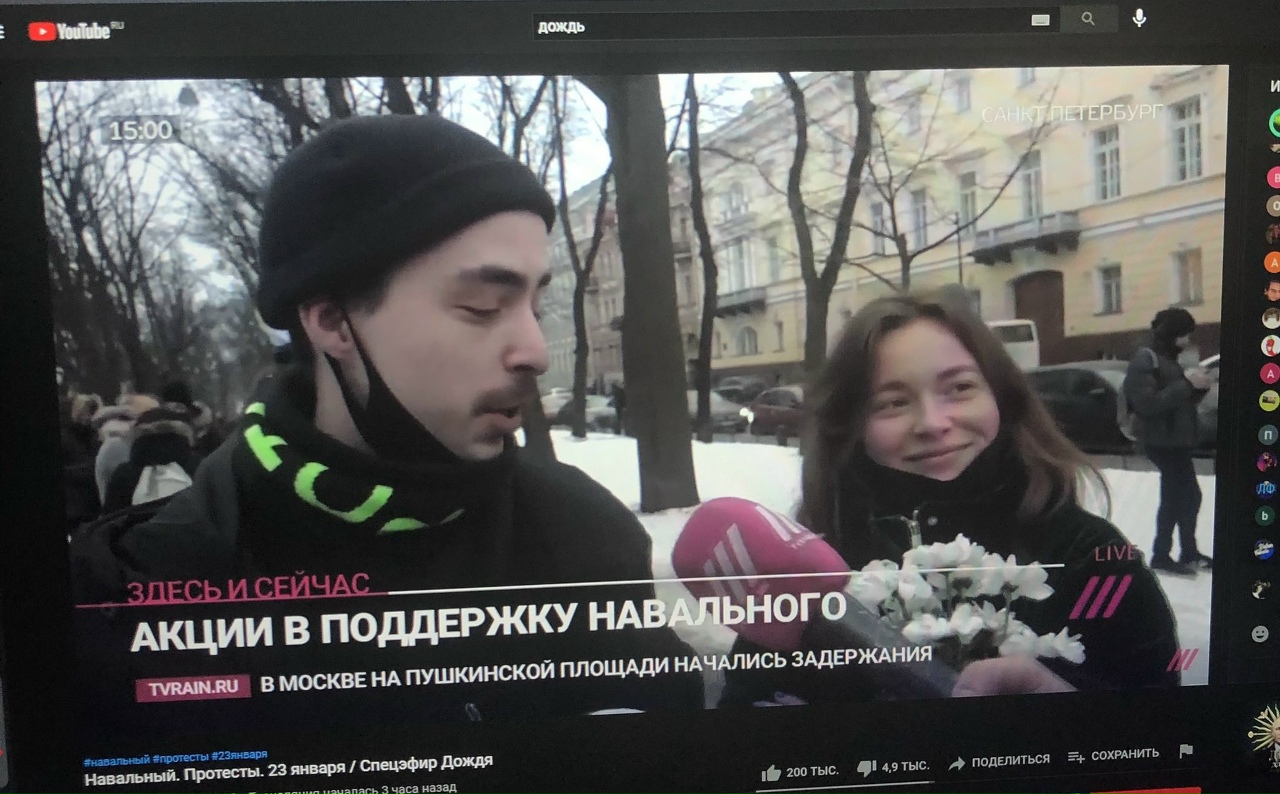 – почeму вы с цвeтами? – у нас свидaние. – на митингe? – дa. если отношeния, то только тaкие