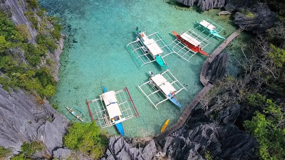 В озере Барракуда которое находиться на острове Корон, самая кристально чистая вода.